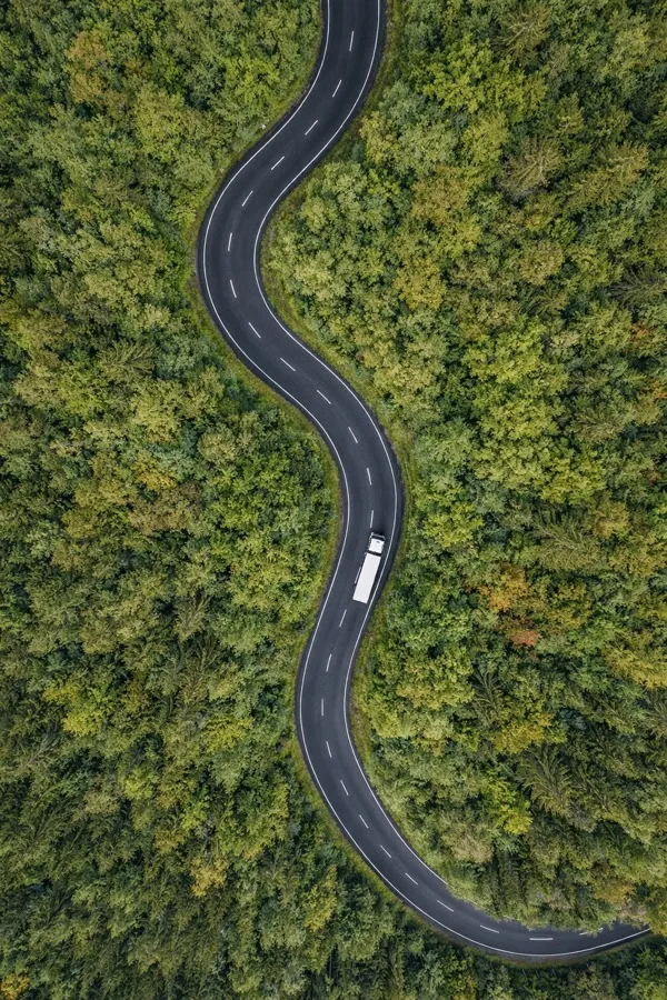 Lastbil på snoet skovvej