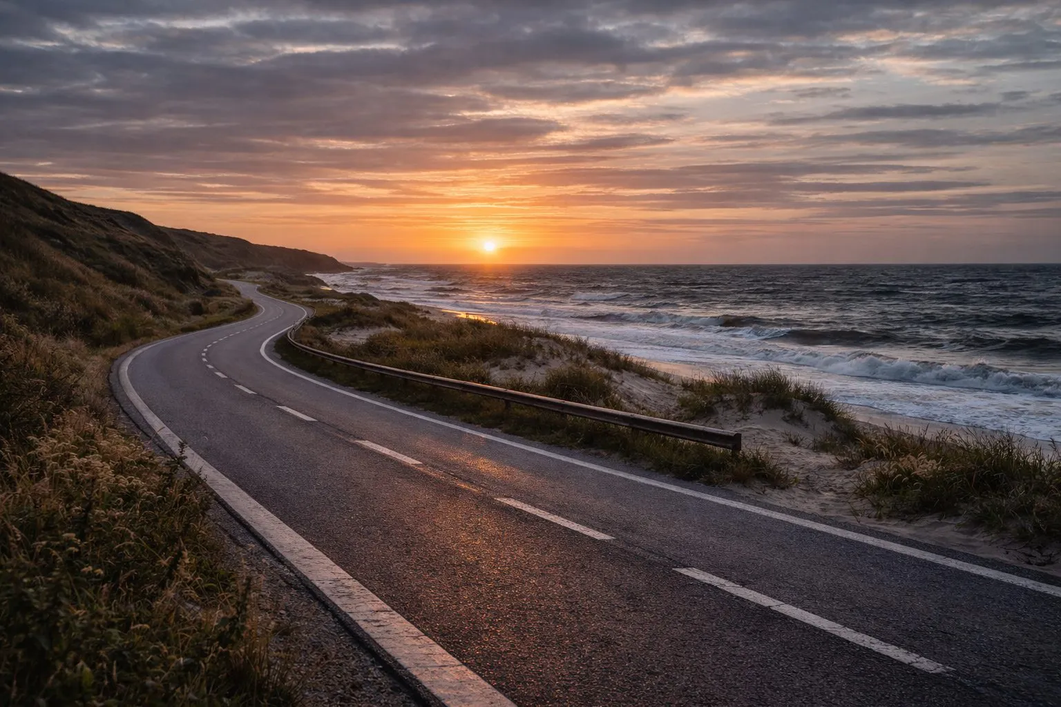 Kurvige Küstenstraße bei Sonnenuntergang